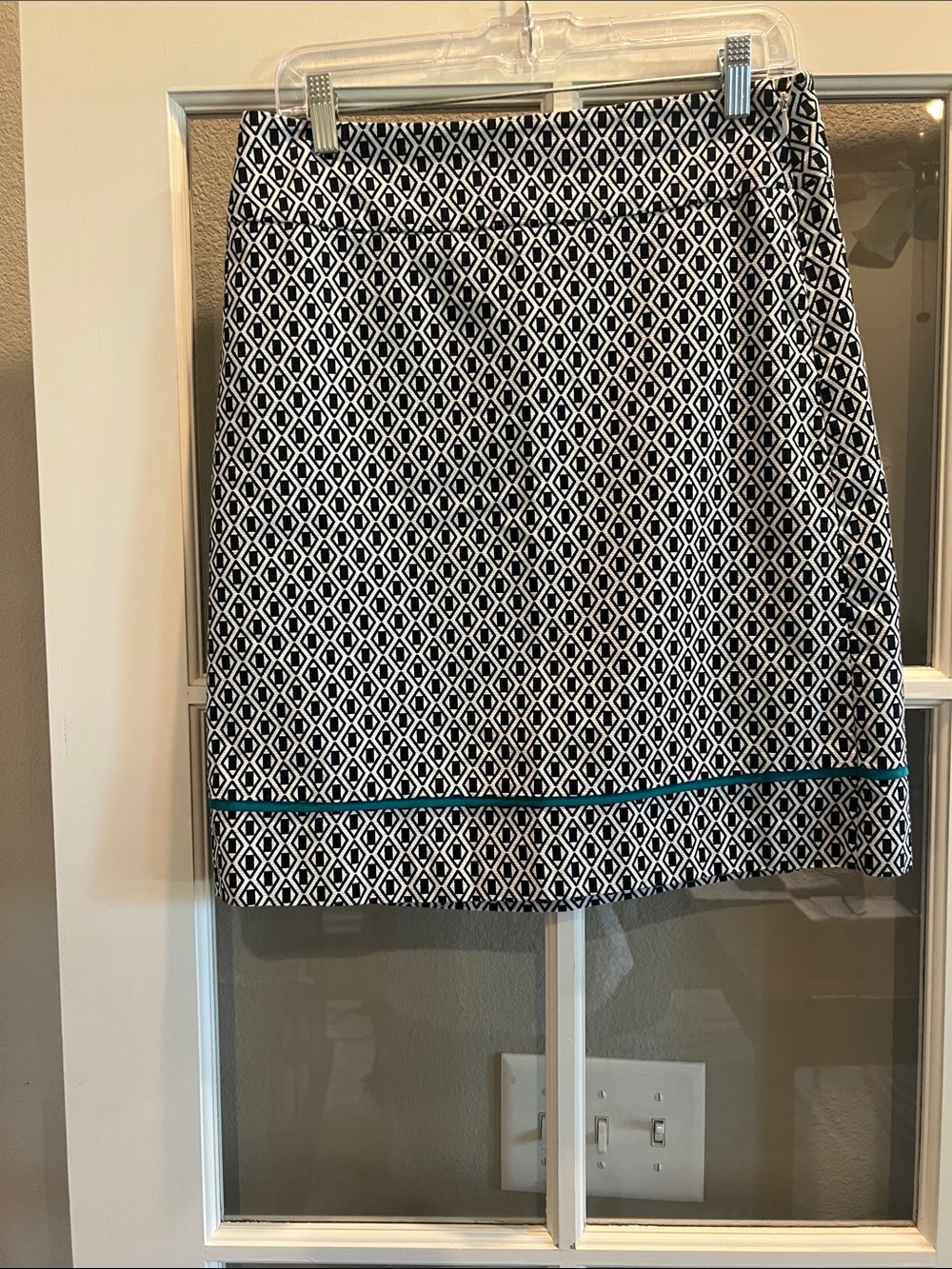 🎯 2/$5 Ann Taylor Black and White Geometric Pencil Skirt with Teal Accent Size 8